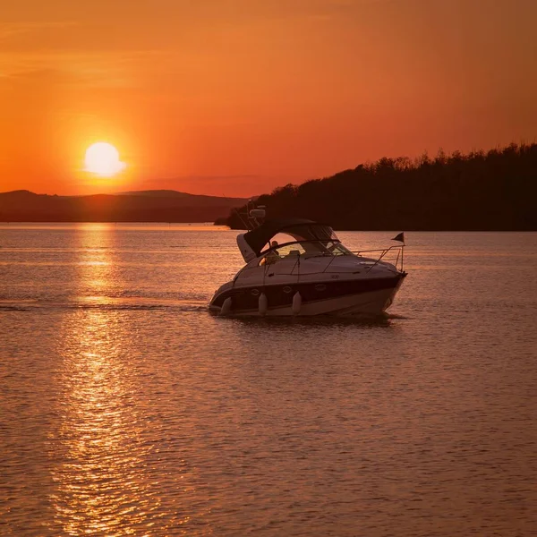 Uma Bela Vista Barco Cruzeiro Lago Durante Pôr Sol Laranja — Fotografia de Stock