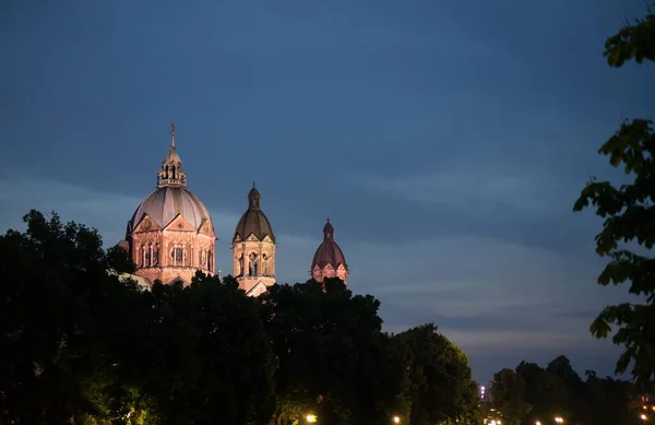 Известная Церковь Мюнхене Ночью — стоковое фото