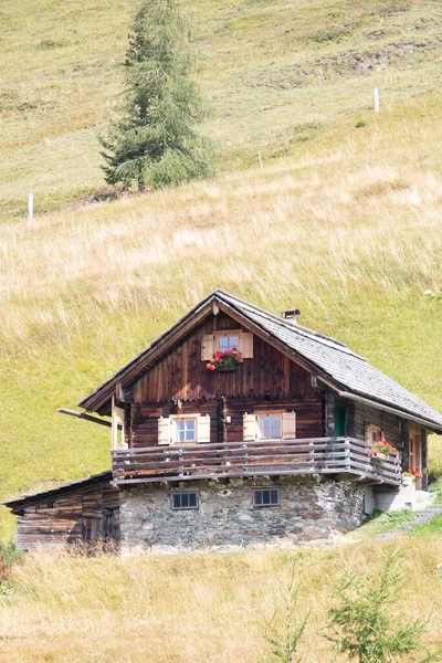 Ein Schönes Altes Holzhaus Auf Einem Weizenfeld Auf Einem Hügel — Stockfoto