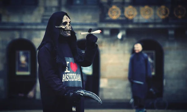 Pemandangan Seorang Penghibur Dengan Kostum Kematian Merokok Rokok Raksasa Amsterdam — Stok Foto