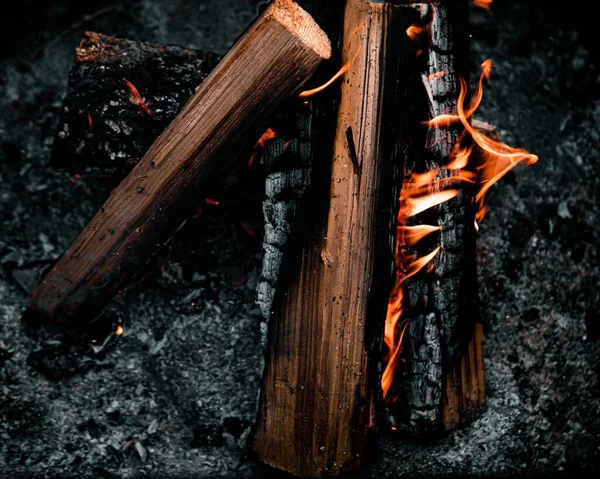 Närbild Brasa Med Brinnande Stockar Vid Strand — Stockfoto