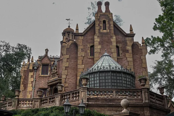 Haunted Mansion Cloudy Day — Stock Photo, Image
