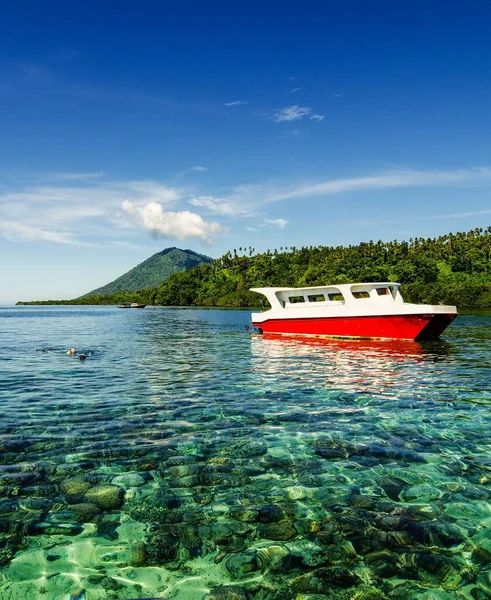 Una Barca Rossa Mare Cristallino — Foto Stock