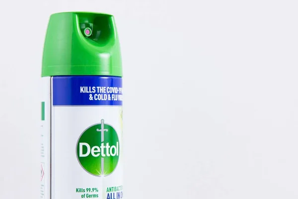 Een Dettol Spray Tegen Een Witte Achtergrond Bedoeld Handen Reinigen — Stockfoto
