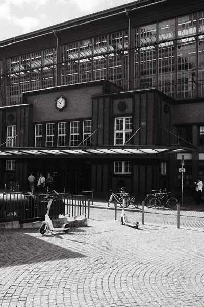 Серый Снимок Исторического Фасада Железнодорожного Вокзала Фридрихштрассе Берлине Германия — стоковое фото
