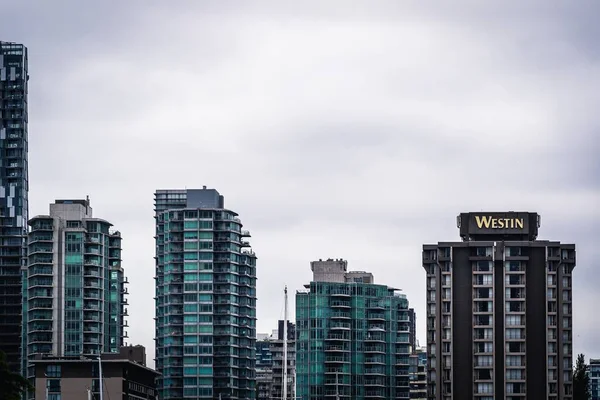 温哥华市中心的建筑物和摩天大楼 — 图库照片