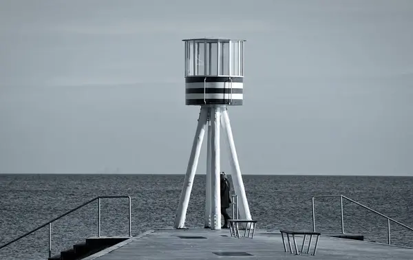 デンマークのグレースケールで海の近くの古い灯台の美しい景色 — ストック写真