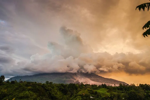 Ein Atemberaubender Blick Auf Einen Berg Der Sich Während Eines — Stockfoto