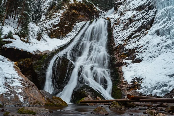 Longa Exposição Cachoeira Correndo Pelas Encostas Cobertas Neve — Fotografia de Stock