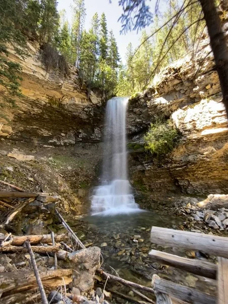 Disparo Vertical Una Hermosa Cascada Que Fluye Por Roca Día — Foto de Stock