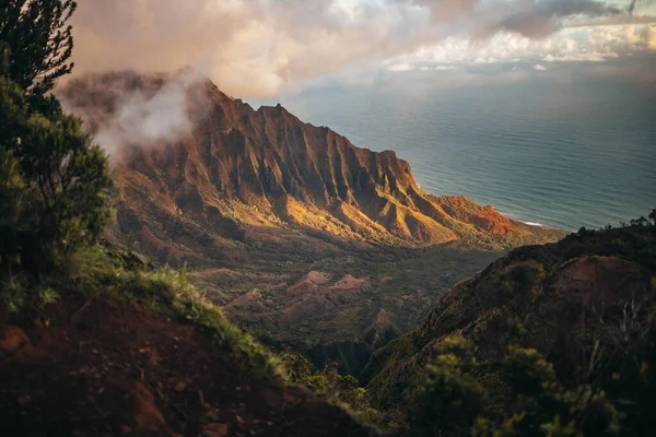 Een Panoramisch Uitzicht Een Kalalau Vallei Bedekt Met Zonnestralen — Stockfoto