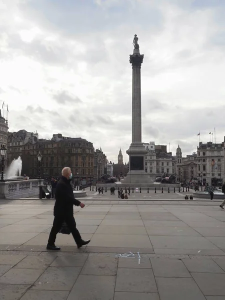 Hombre Con Una Máscara Caminando Trafalgar Square Con Columna Nelson — Foto de Stock