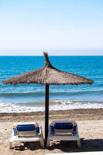 Słomiane Parasole Plażowe Wygodne Leżaki Czystym Piasku Żwirowej Plaży Costa — Zdjęcie stockowe