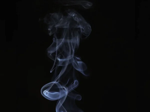 黒い背景に抽象的な光の白い煙の動きの閉鎖 — ストック写真