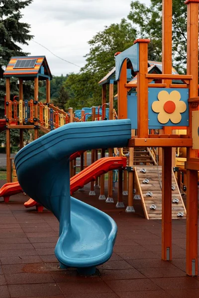 Вертикальний Знімок Красивого Дитячого Майданчика Парку — стокове фото