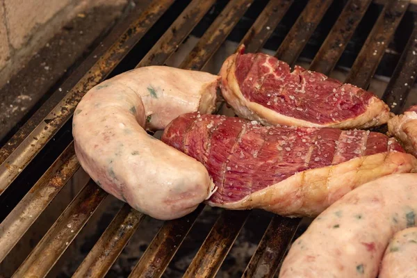 Bifes Picanha Salsicha Grelha Quente Ângulo Alto — Fotografia de Stock