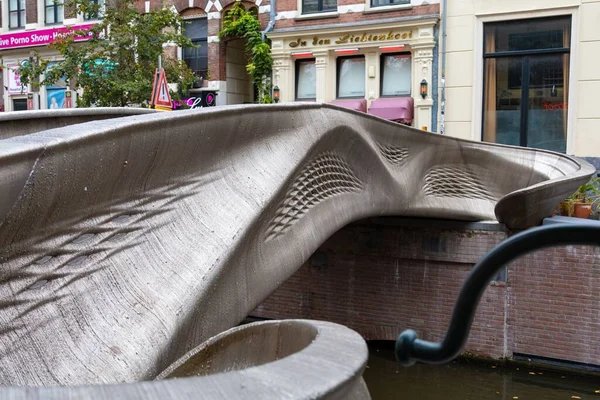 オランダ アムステルダムのOudezijds Acterburgwal 2021年9月30日 Amsの赤光地区の運河上の3Dプリントされたステンレス製の橋 — ストック写真