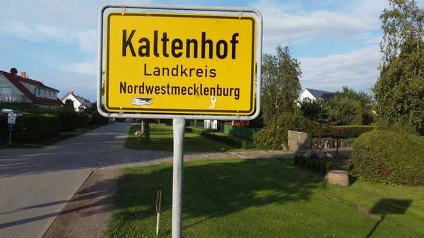 Желтый Дорожный Знак Названием Указывающим Местонахождение Кальтенхофа Северо Западный Мекленбург — стоковое фото