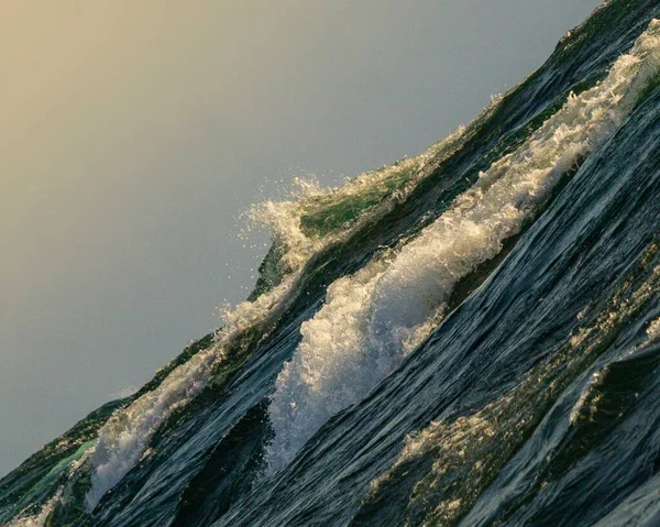 Güzel Köpüklü Bir Niagara Dalgası New York Düşüyor — Stok fotoğraf