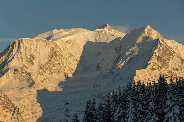 Güneşli Bir Günde Alplerdeki Geniş Mont Blanc Dağ Sırasının Güzel — Stok fotoğraf