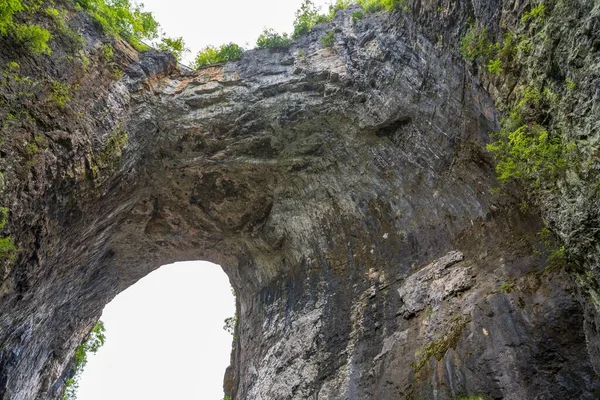 Bellissimo Ponte Naturale Virginia Coperto Verdi Alberi Lussureggianti Gruppo Visitatori — Foto Stock