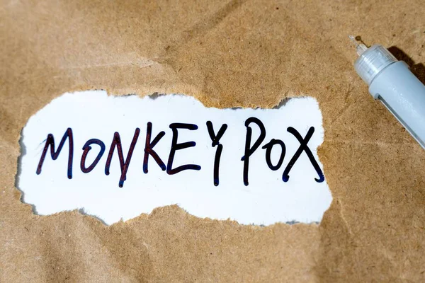Close Uma Seringa Lado Uma Monkeypox Escrita Que Descreve Surto — Fotografia de Stock