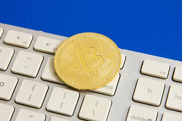 Bitcoin Dourado Teclado Branco Sobre Fundo Azul — Fotografia de Stock