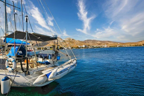 Belo Tiro Barcos Vela Pequeno Porto Pesca Livadi Ilha Serifos — Fotografia de Stock