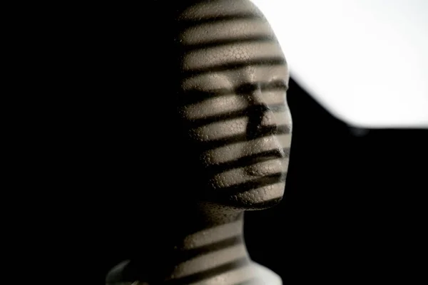 Primer Plano Una Escultura Busto Bajo Luces Artísticas Sobre Fondo — Foto de Stock