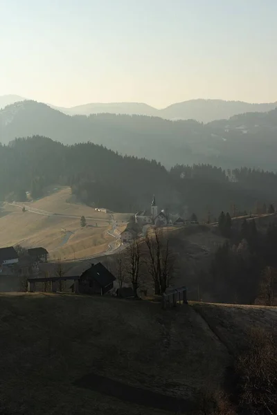 Eine Vertikale Aufnahme Einer Wunderschönen Landschaft Mit Bewaldeten Bergen — Stockfoto