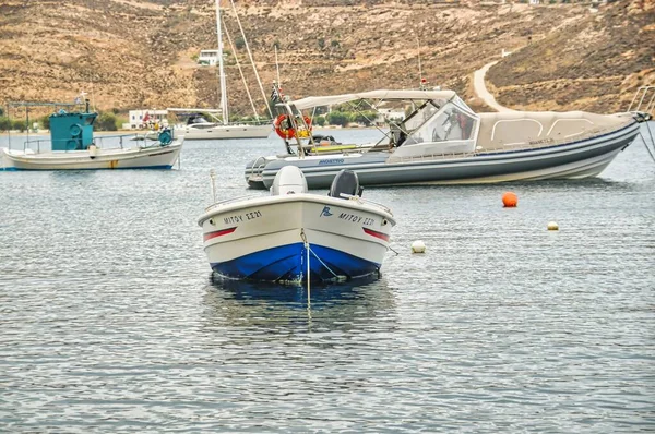 Eine Schöne Aufnahme Von Booten Einem Kleinen Fischerhafen Von Livadi — Stockfoto
