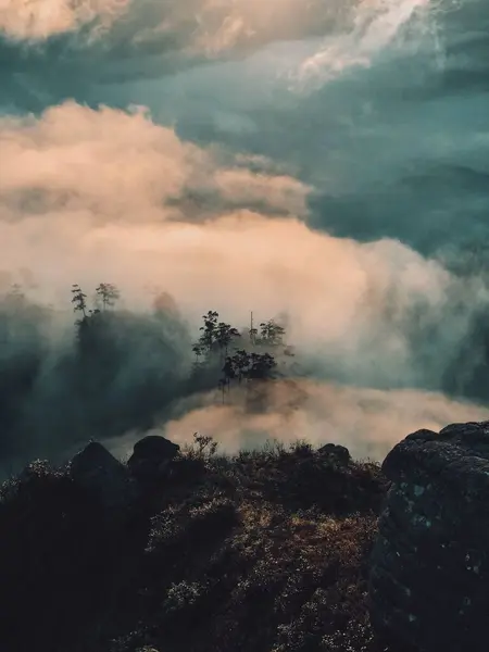 Een Adembenemend Verticaal Schot Van Bergen Bedekt Met Mist — Stockfoto