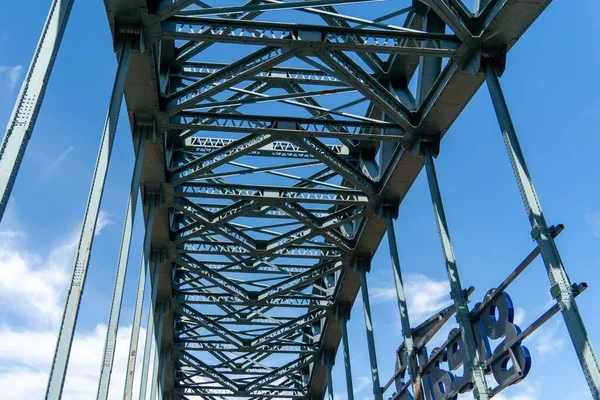 Looking While Crossing Tyne Bridge Travelling Gateshead Newcastle Tyne — Stock Photo, Image