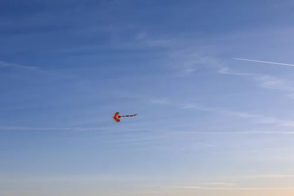Сценарий Цветного Воздушного Змея Летящего Ясном Небе — стоковое фото