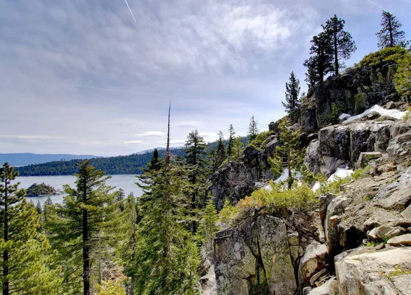 Piękne Ujęcie Skalistego Klifu Nad Jeziorem Tahoe — Zdjęcie stockowe