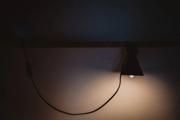 Uma Lâmpada Parede Minimalista Moderna Pendurada Uma Parede Branca Iluminação — Fotografia de Stock