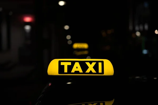 Vettore Giallo Taxi Auto Tetto Segno Notte — Foto Stock