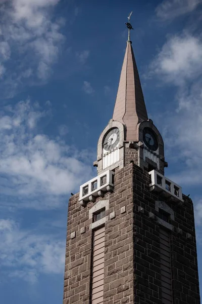 Tiro Vertical Torre Relógio Igreja Santíssima Trindade Raahe Finlândia — Fotografia de Stock