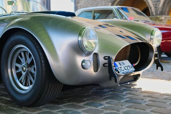 谢尔比 眼镜蛇427 来自六十年代科隆古董车展现场 前边的特写 — 图库照片
