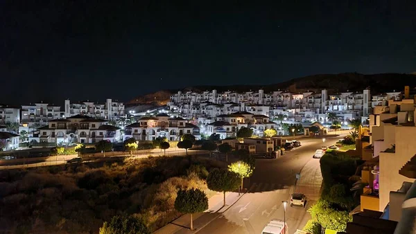 Spanya Daki Siyah Gökyüzü Arka Planında Aydınlanmış Frigiliana Şehir Manzarasının — Stok fotoğraf