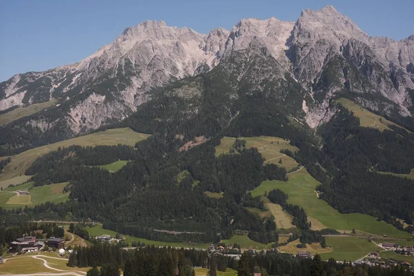 Une Belle Vue Panoramique Sur Les Montagnes Avec Ciel Nuageux — Photo