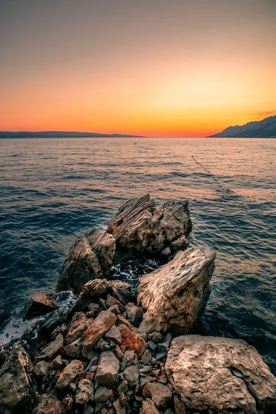 当你看着照片时 你可以听到大海的声音 感觉到皮肤上的凉爽空气 克罗地亚Brela华丽的落日 — 图库照片