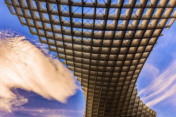 在多云的蓝天下 大楼的现代设计天花板的低角度镜头 — 图库照片