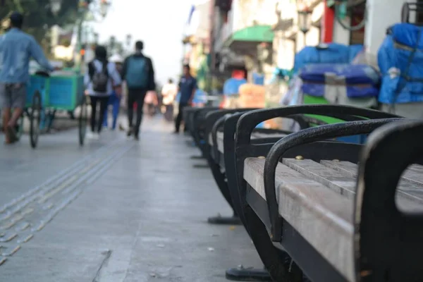 歩道のベンチのクローズアップショット — ストック写真