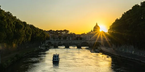 Una Barca Sulla Tigre Diretta Verso Famoso San Pietro Verso — Foto Stock