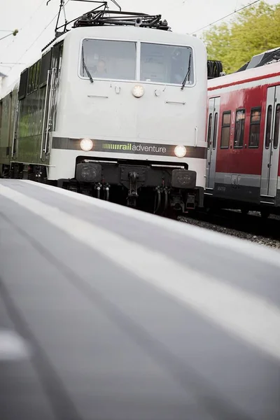 ドイツのガイレンキルヒェン駅に到着した白い列車の垂直ショット — ストック写真