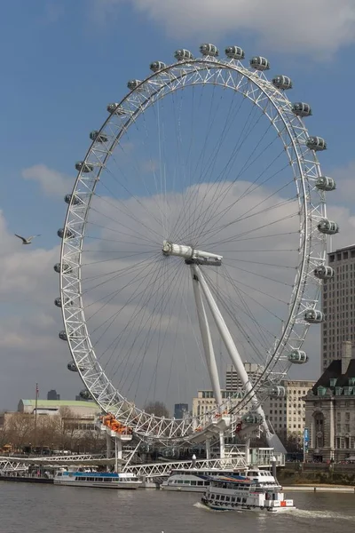 在英国泰晤士河上俯瞰伦敦风貌的垂直镜头 — 图库照片