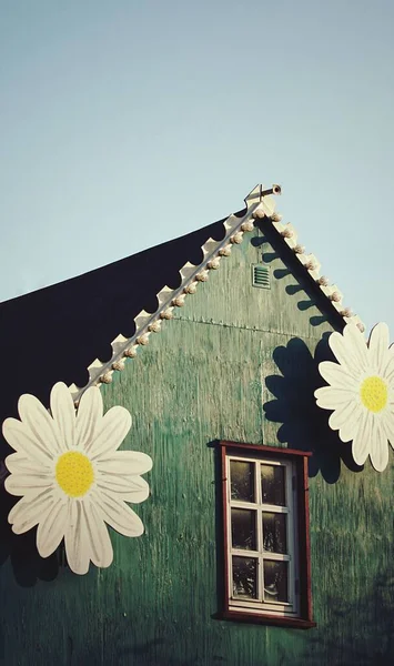 Closeup Shot Wooden Cabin Roof Decorated Artificial Chamomile Flowers — Stock Photo, Image