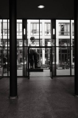 Berlin, Almanya 'da cam avluda bir ofis çalışanının büyük bir heykeli.