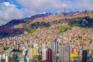 Gökdelenlerin ve gecekondu kasabalarının panoramik manzarası